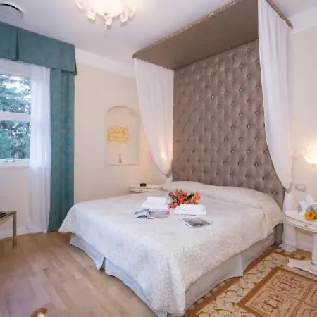 Sleeps 10 Pool Air Con * Baveno