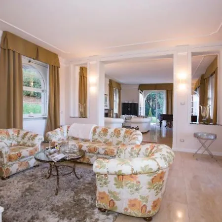 Sleeps 10 Pool Air Con Villa