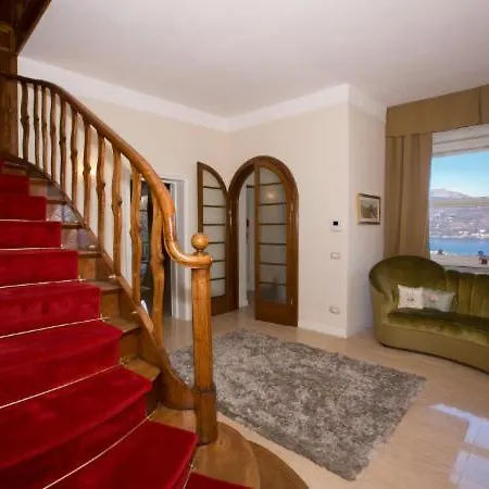 Sleeps 10 Pool Air Con Baveno