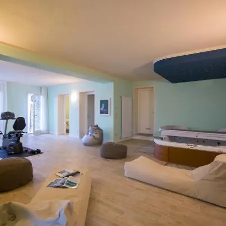Sleeps 10 Pool Air Con Villa Baveno