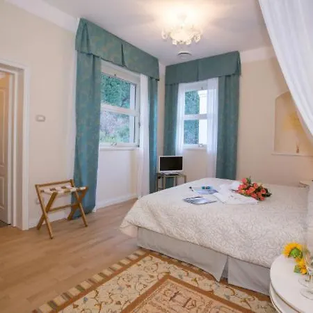 Sleeps 10 Pool Air Con Villa