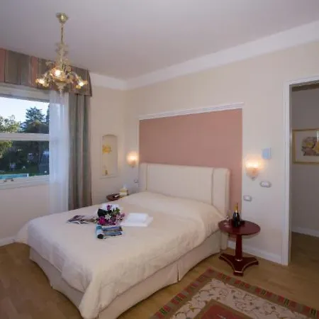 Sleeps 10 Pool Air Con Villa Baveno