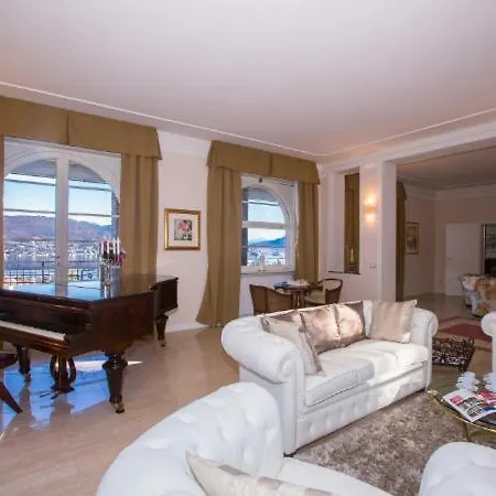 Sleeps 10 Pool Air Con